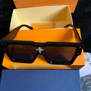 LOUIS  VUITTON one peice crystal fleur de lis SUNGLASSES,,,,, unisex